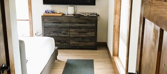 Cozy spacious king bed suite, In the heart of Historic Helena, Montana!