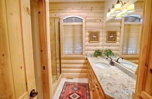 Bathtub, hair dryer, towels - Luxury Golf Cabin - Pinetop Lakes - 360 Deck (pinetop)
