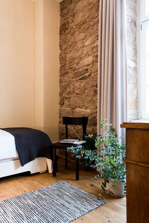 2 chambres, coffres-forts dans les chambres, fer et planche à repasser