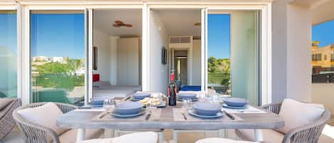 تناول الطعام بالخارج