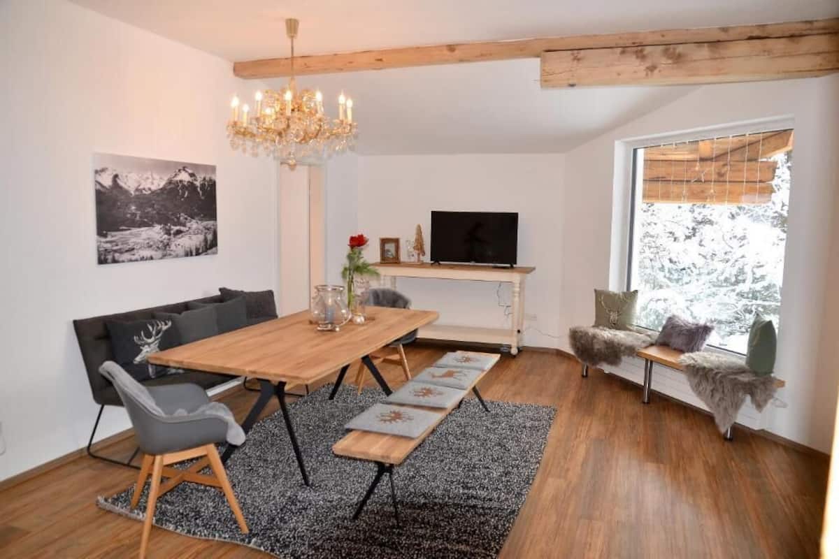 Superior-Apartment, 3 Schlafzimmer | Wohnbereich | Flachbildfernseher