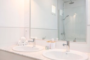 Shower, hair dryer, towels - Stunning Penthouse with Large Private Terrace. Plaza Marina (Malaga)