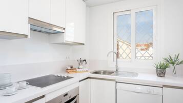 Fridge, oven, dishwasher, coffee/tea maker