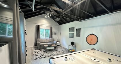 Charming home- Downtown Cody - Sleeps up to 9! Detached GAME ROOM with bed!