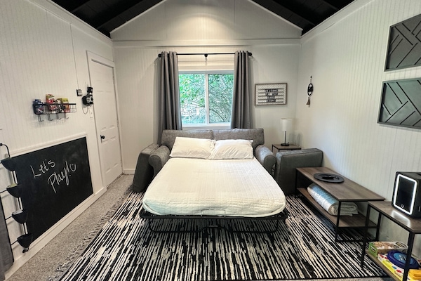 2 quartos, escrivaninha, ferros/tábuas de passar roupa, berço de viagem