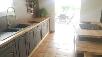 Geladeira, micro-ondas, fogĂŁo, cooktop