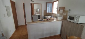 Jääkaappi, mikroaaltouuni, liesi, astianpesukone