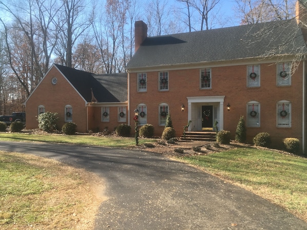 Exterior - Brick Ground Floor Suite, 12 min to Liberty Univ. (Lynchburg)