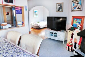 2 soverom, skrivebord, strykejern/-brett og wi-fi (inkludert)