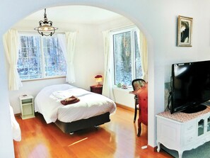 2 soverom, skrivebord, strykejern/-brett og wi-fi (inkludert)