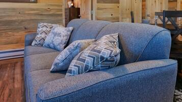 Una televisión, una chimenea, libros, una oficina