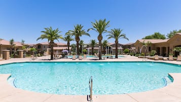 Een verwarmd zwembad