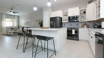 Een koelkast, een magnetron, een oven, een kookplaat