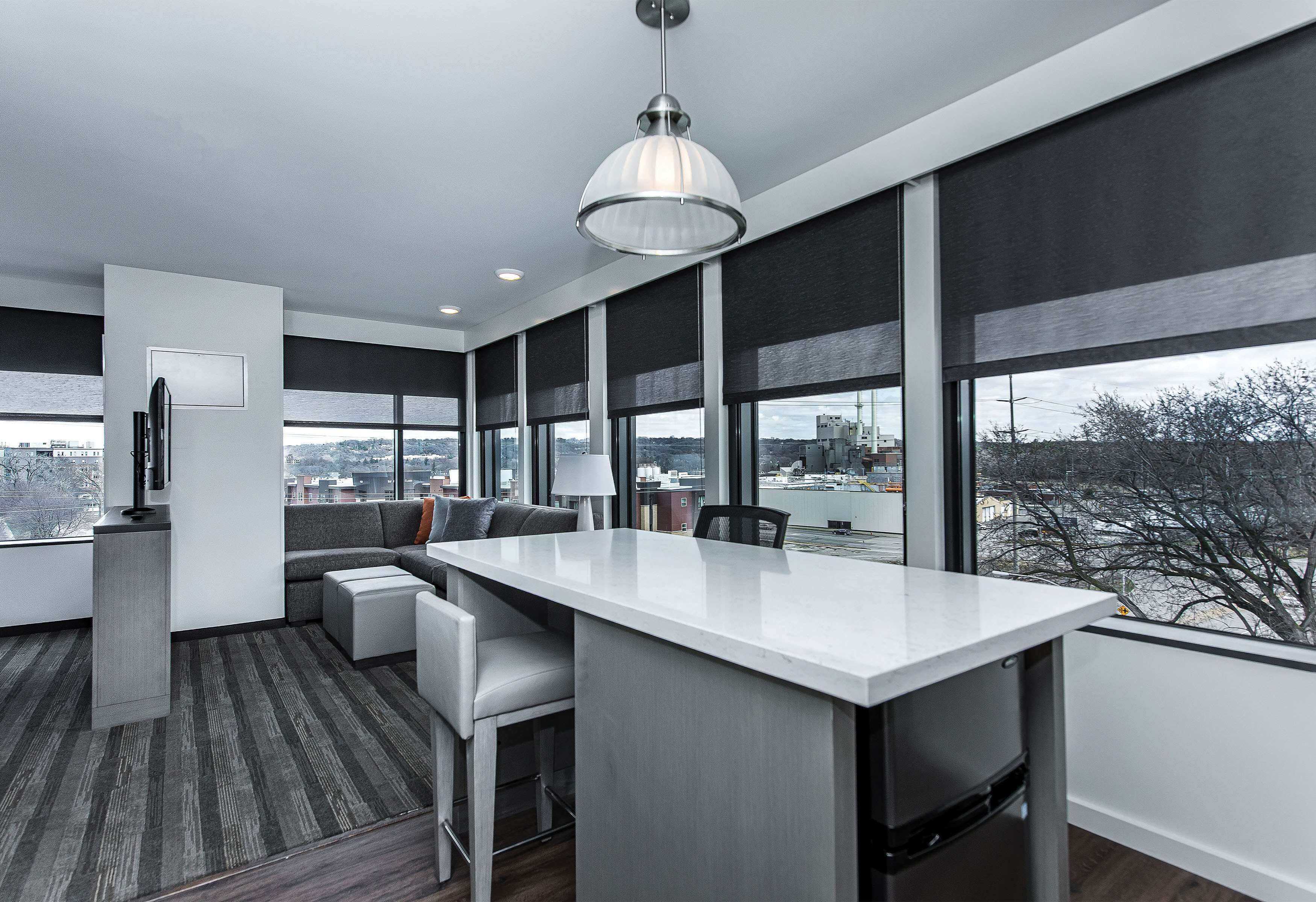 高級寝具、デスク、ノートパソコン用作業スペース、遮光カーテン