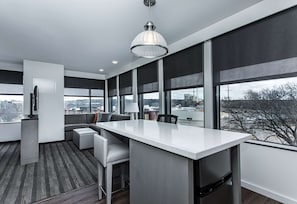 أغطية فراش متميزة ومكتب ومساحة عمل للكمبيوتر المحمول وستائر تعتيم