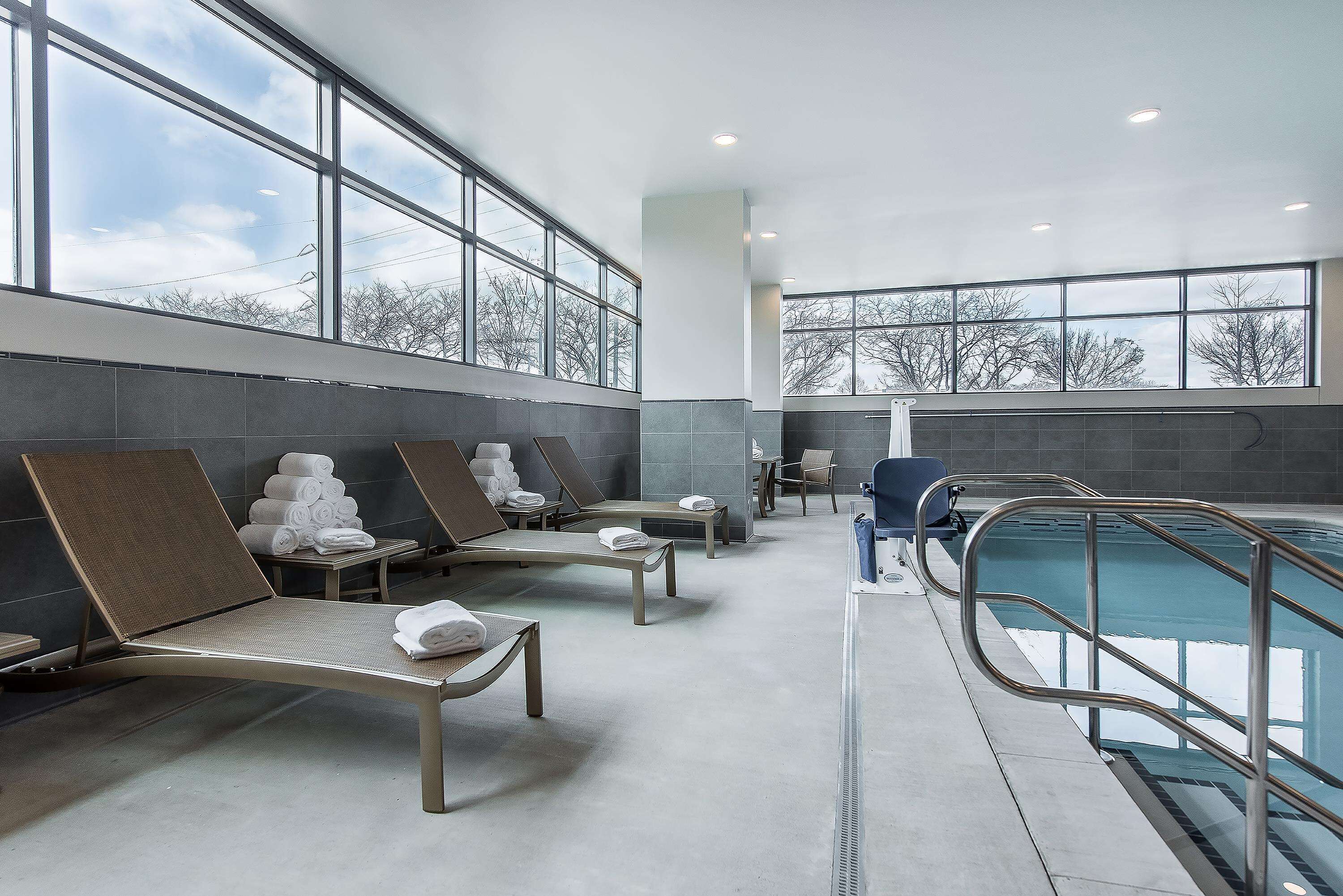 屋内プール、営業時間 7:00 ～ 22:00、サンラウンジャー