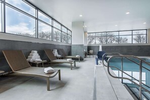 من حمّامات السباحة المغطاة، مقاعد للتشمس