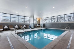Una piscina cubierta (de 07:00 a 22:00), tumbonas