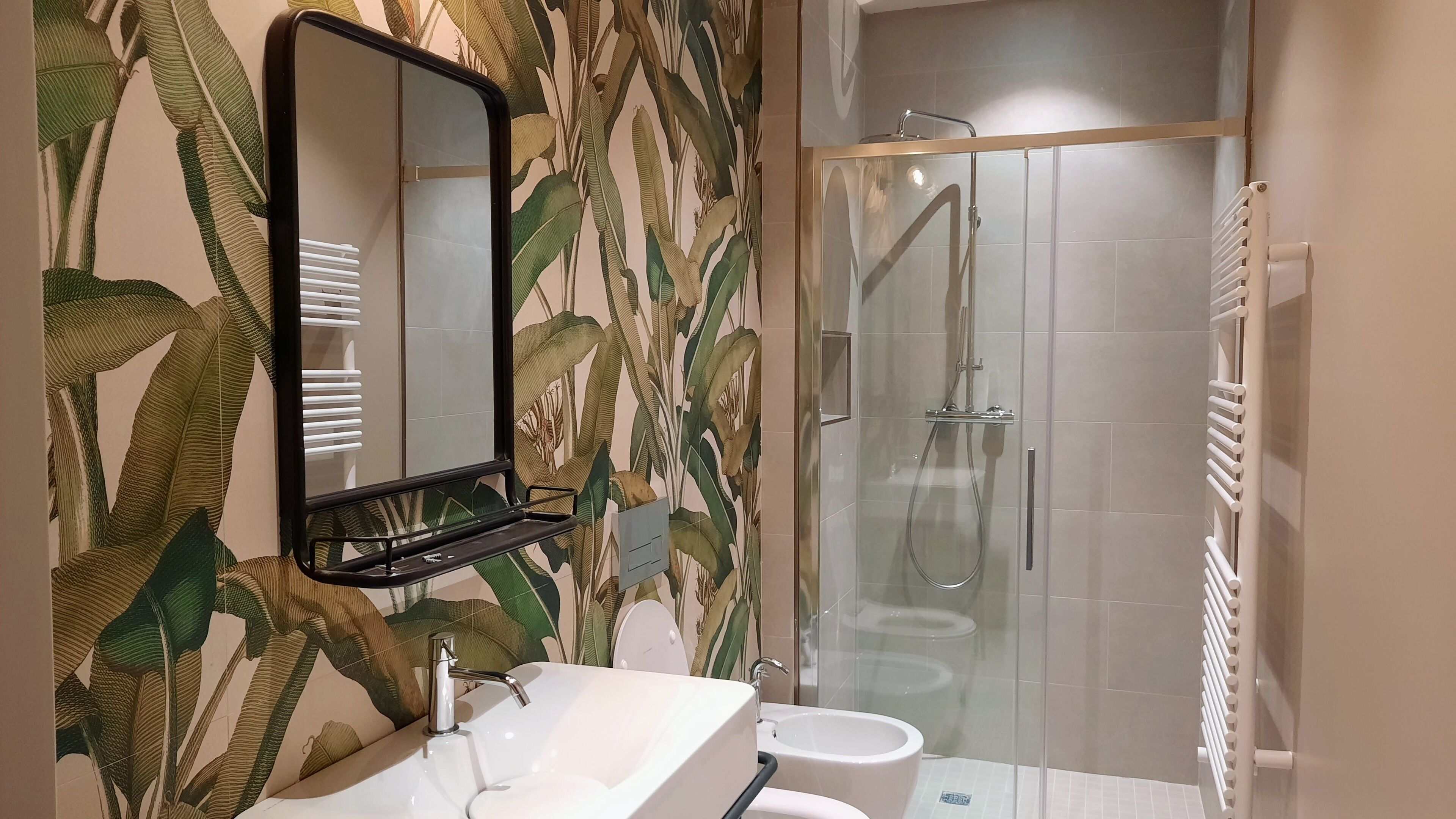 Une salle de bain avec une douche, un lavabo et des toilettes.