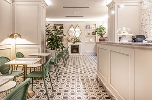 Desayuno buffet (EUR 12 por persona)