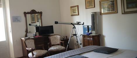 Design-Doppel- oder -Zweibettzimmer, Gemeinschaftsbad | Minibar, individuell dekoriert, individuell eingerichtet, Schreibtisch