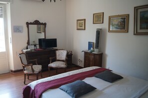 Design Double or Twin Room, Shared Bathroom | Room amenity