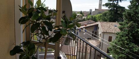 Chambre Design Double ou avec lits jumeaux, salle de bains commune | Vue depuis le balcon