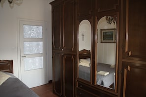 Design Double or Twin Room, Shared Bathroom | Room amenity