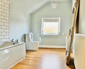 Luxury Cottage | Bathroom