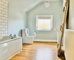 Casa de campo superluxo | Banheiro | Toalhas de banho, papel higiênico