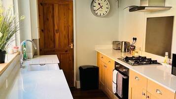 Luxury Cottage | Private kitchen | Full-size fridge, microwave, stovetop, dishwasher