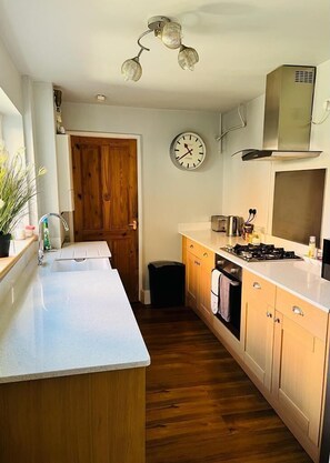 Luxury Cottage | Private kitchen | Full-sized fridge, microwave, stovetop, dishwasher