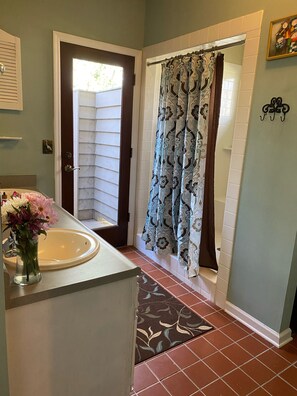 Combined shower/bathtub, hair dryer, towels, soap - Wakulla River Waterfront Retreat (Crawfordville)