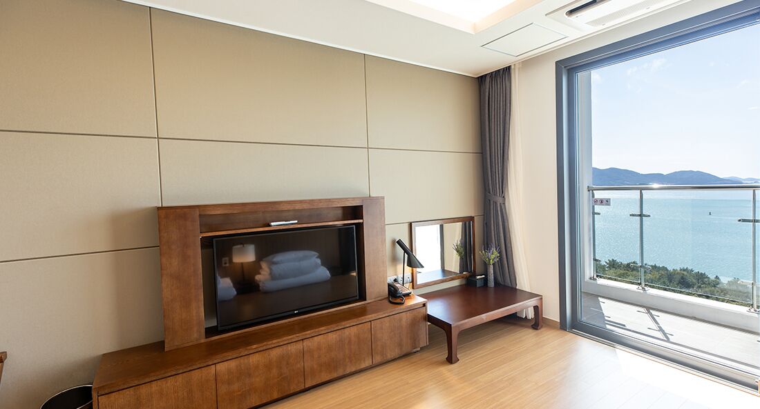 1 bedroom, down duvets, in-room safe, desk