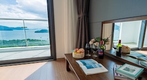 Down duvets, in-room safe, desk, blackout curtains - Ramada Plaza by Wyndham Dolsan Yeosu (Yeosu)