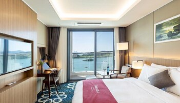 Cubrecamas, caja de seguridad en la habitación y escritorio 