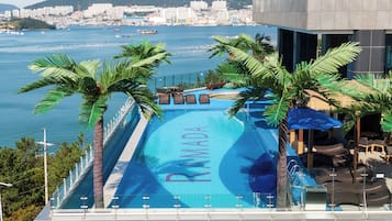 2 outdoor pools