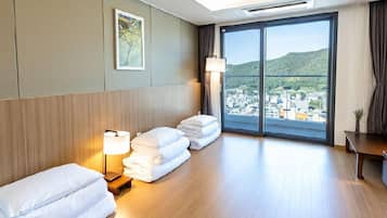 Down duvets, in-room safe, desk, blackout curtains