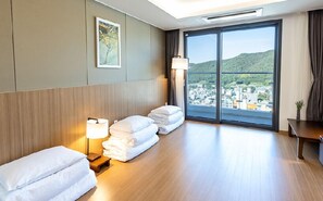 羽绒被、客房内保险箱、办公桌、遮光窗帘