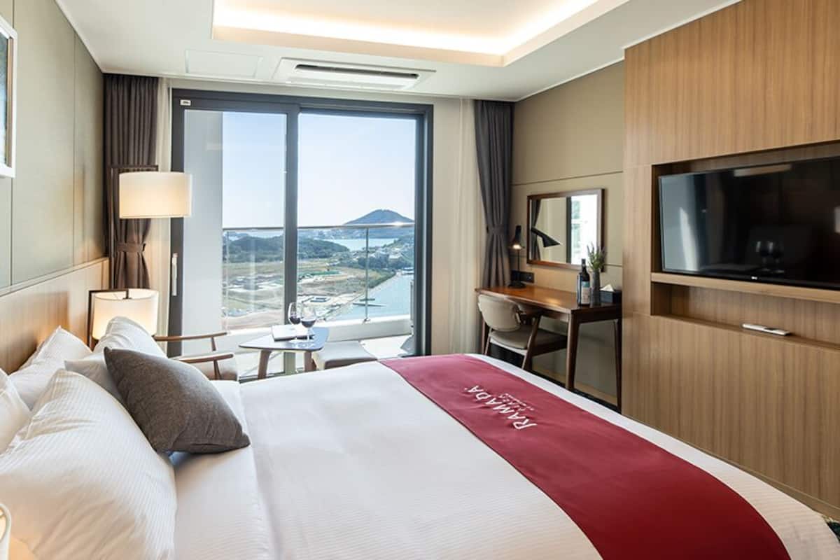 Deluxe Double (Side Ocean View)