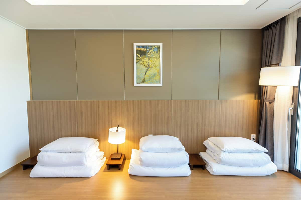 Deluxe Ondol (Side Ocean View) | Edredons de pluma, cofres nos quartos, escrivaninha, cortinas blackout