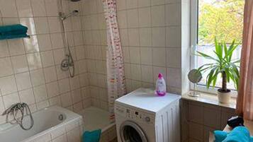 Apartemen | Kamar mandi | Bathtub dan shower terpisah, pengering rambut, handuk, dan tisu toilet