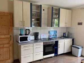 Apartment | Private kitchen | Fridge, microwave, oven, stovetop - Ferienwohnung Fuchsbau (Konzell)