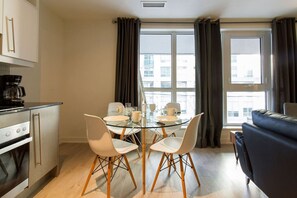 Réfrigérateur, four à micro-ondes, un four, surface de cuisson
