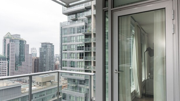 En moderne lejlighed med balkon og udsigt over bybilledet.