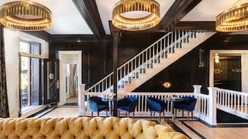 2 bars/lounges, gastropub