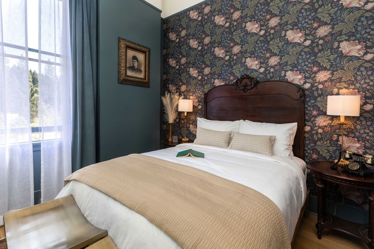 Egyptian cotton sheets, premium bedding, pillowtop beds, in-room safe