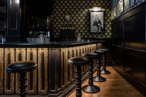 2 bares/lounges, gastropub