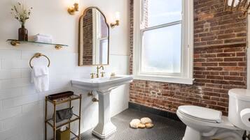 Douche, douche à « effet pluie », articles de toilette de luxe