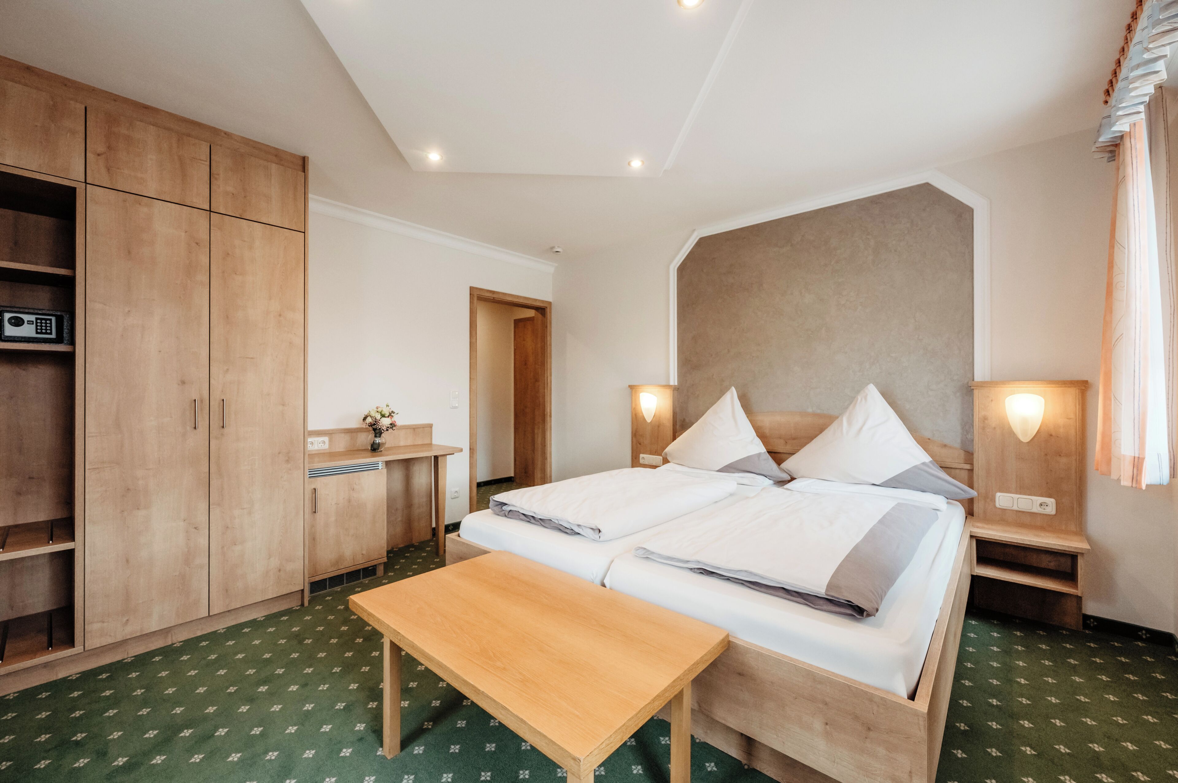 Desk, WiFi, bed sheets